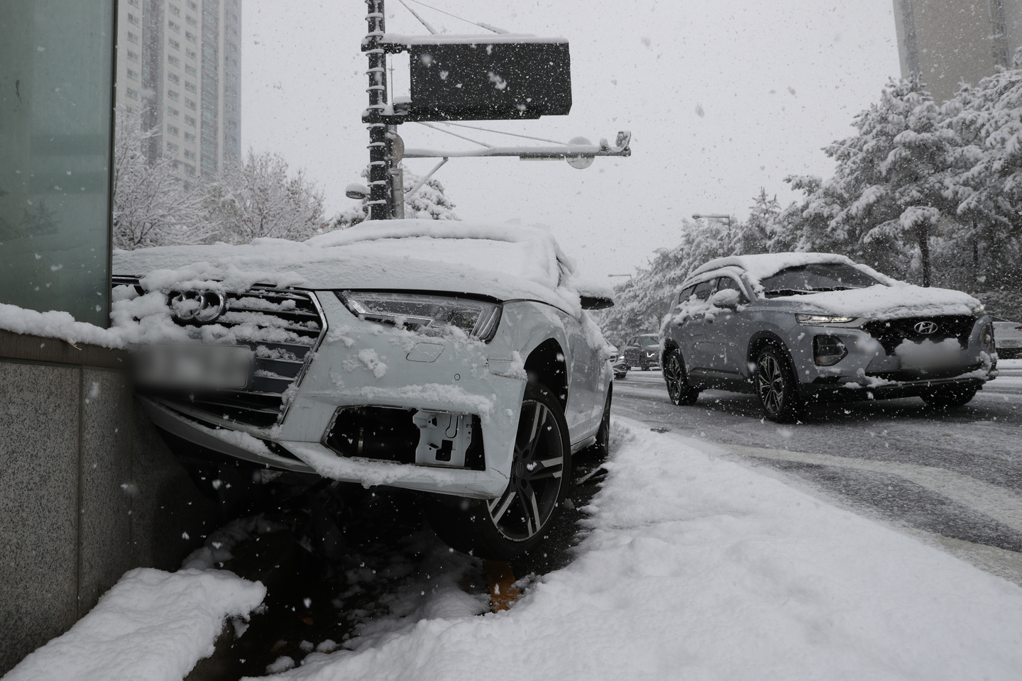 A vehicle sits on the curb after sliding onto the sidewalk in a traffic accident on an icy road in Suwon, Gyeonggi, on Nov. 27, 2024. [NEWS1]