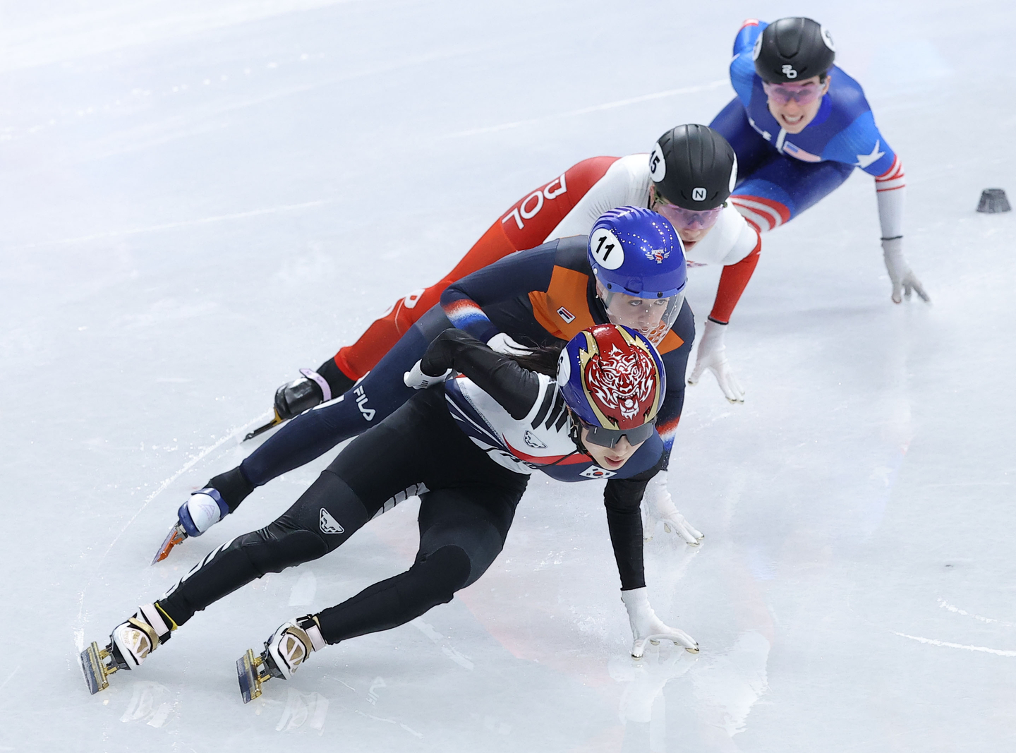Korea’s Kim Gil-li competes in the women’s 1,000-meter preliminary round at the Milan Ice Skating Arena during the Milan-Cortina 2026 Winter Olympics in Milan on Feb. 14. [YONHAP]