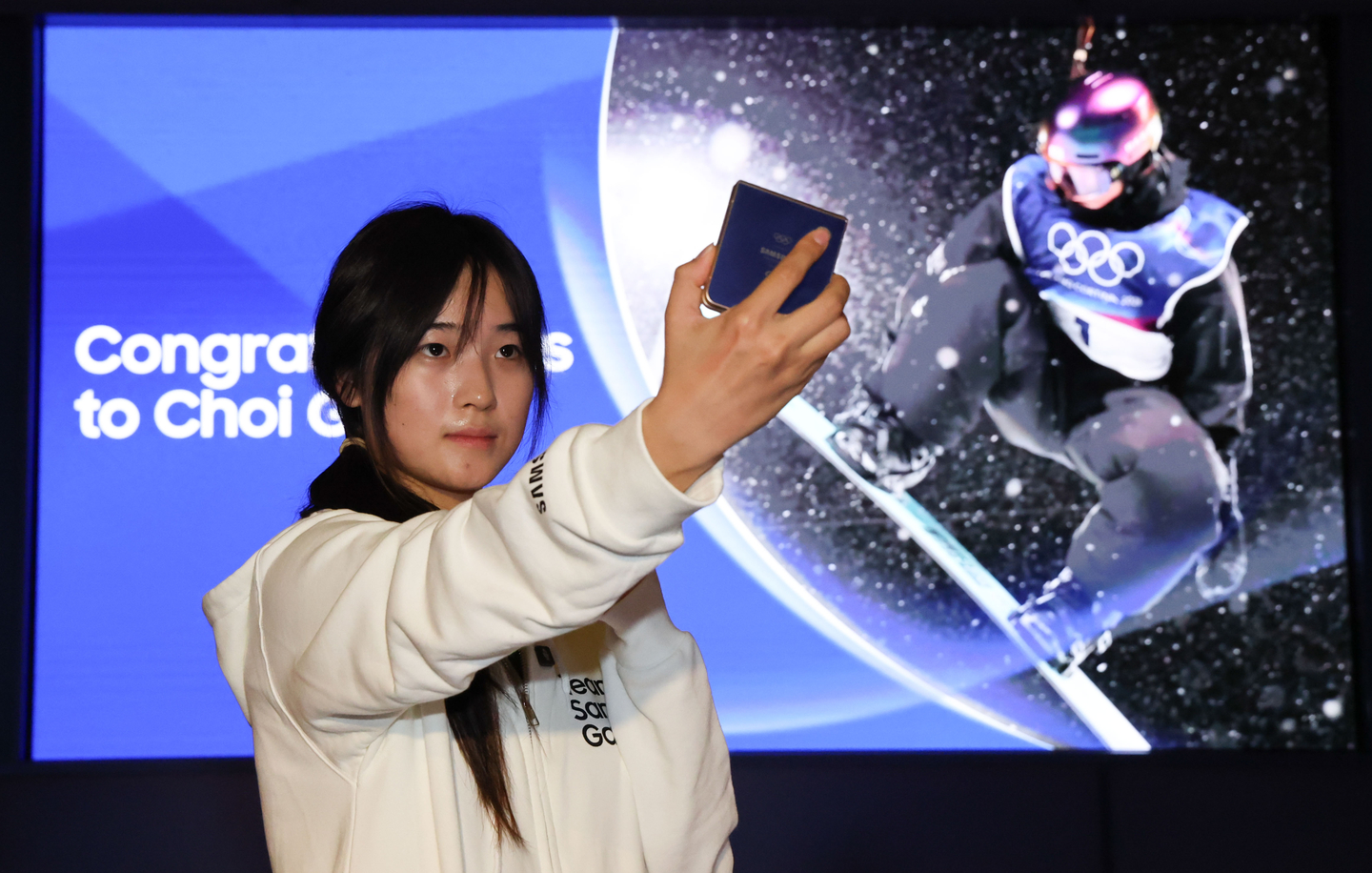Choi Ga-on, gold medalist in the women’s snowboard halfpipe, takes a selfie at the Samsung House at Palazzo Serbelloni in Milan on Feb. 14. [KIM JONG-HO]
