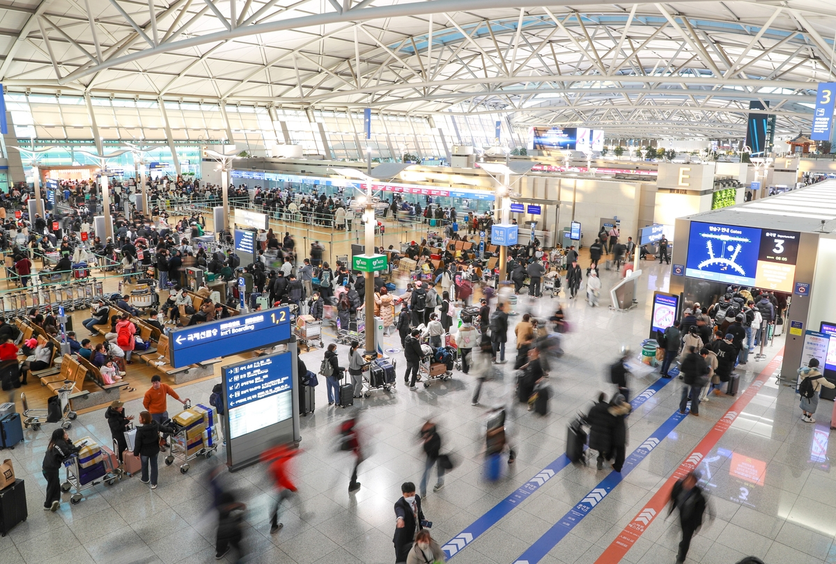 A terminal crowded with passengers at Incheon International Airport is seen in this undated file photo.  [INCHEON INTERNATIONAL AIRPORT CORPORATION] 
