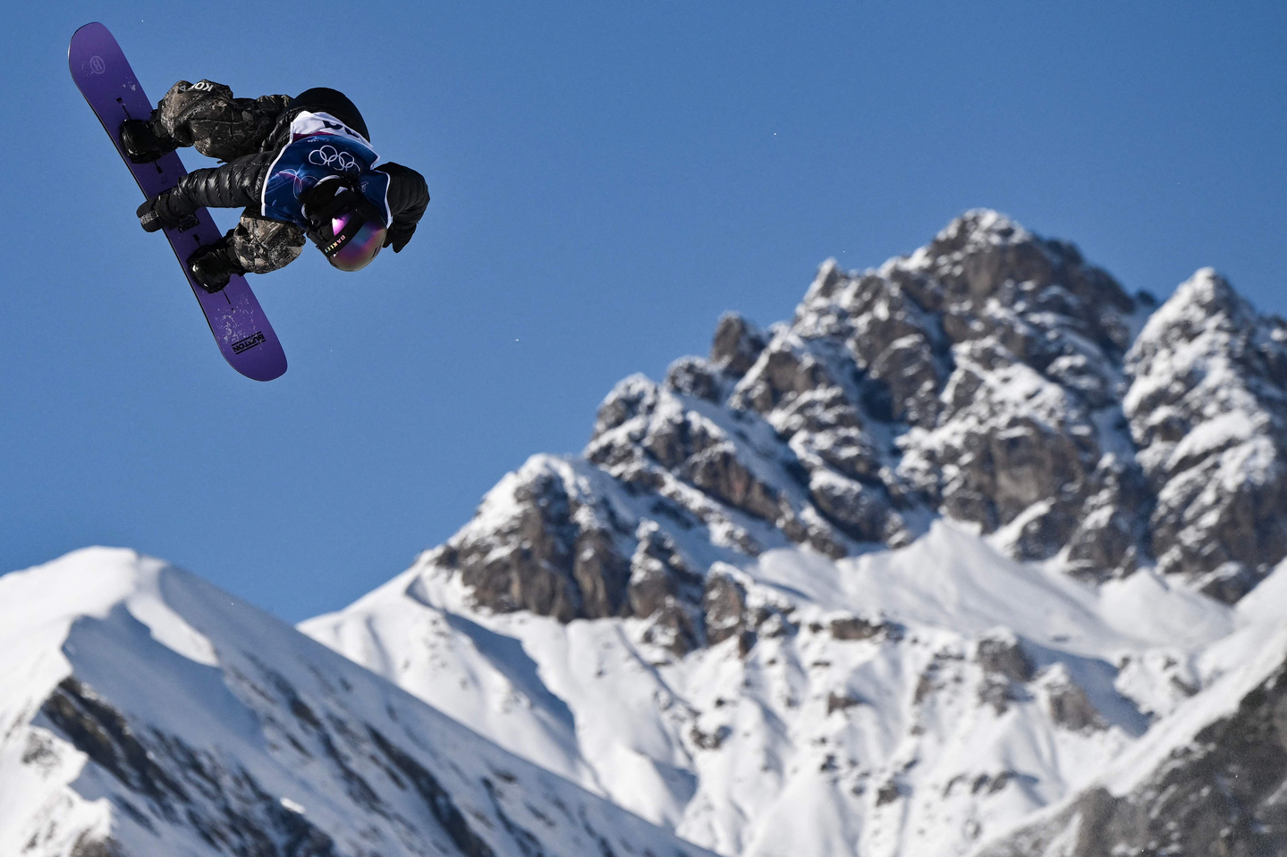 Yu Seung-eun of Korea competes in the qualification run for the women's slopestyle snowboard event at the Winter Olympics at Livigno Snow Park in Livigno, on Feb. 15.  [AFP/YONHAP] 