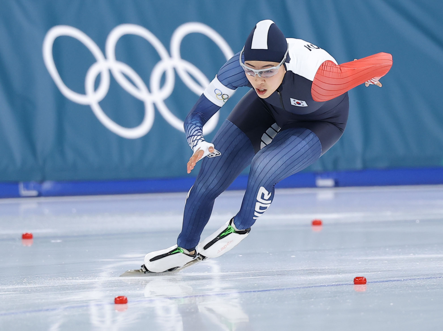 Lee Na-hyun of Korea competes in the women's 500-meter speed skating race at the Winter Olympics at Milano Speed Skating Stadium in Milan on Feb. 15.  [YONHAP]