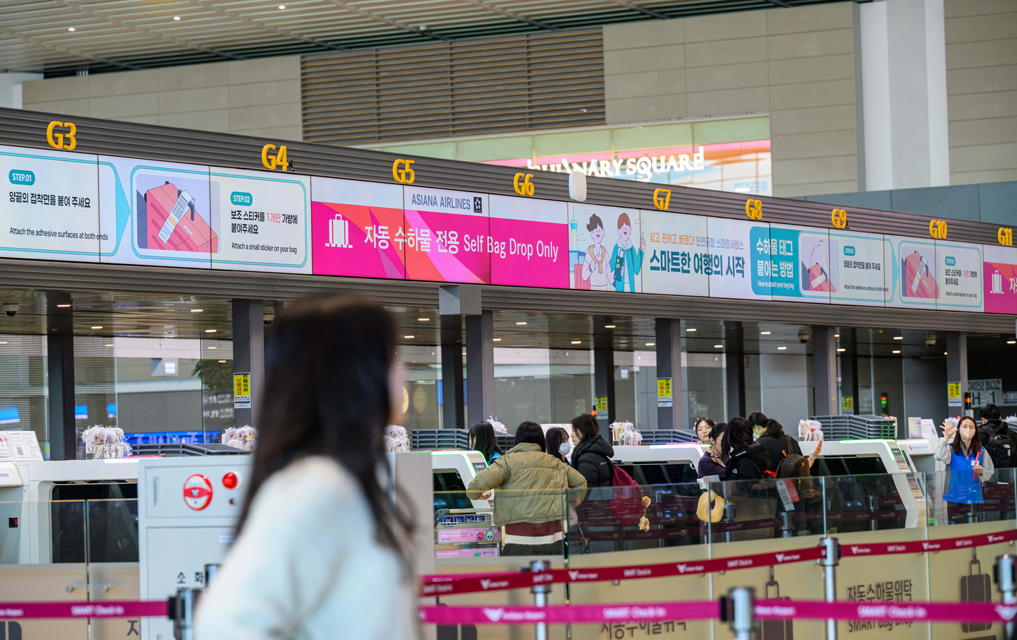 Passengers check in at the Asiana Airlines counter in Terminal 2 at Incheon International Airport on Jan. 14. [KIM KYOUNG-ROK]