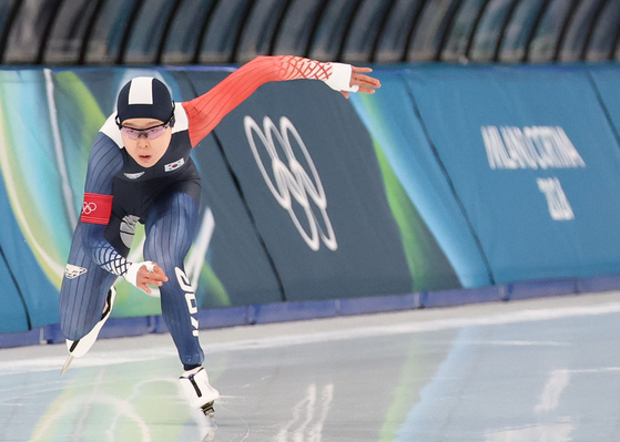 Kim Min-sun practices at the Milano Speed Skating stadium in Milan on Feb. 5. [YONHAP]