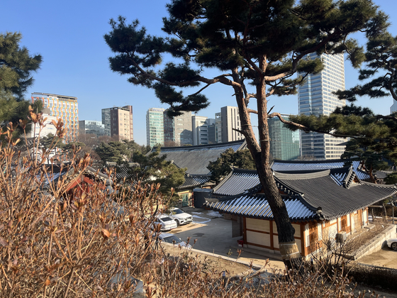The contrast between the temple grounds and the towering skyscrapers beyond was striking. [ALICIA CARR]