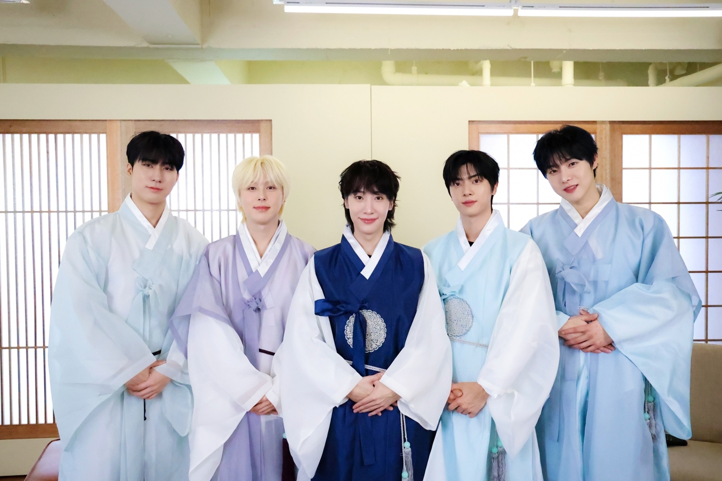“Take a break from your busy daily routines and spend warm, meaningful time with your loved ones over delicious food," said boy band Onewe in a press release on Tuesday. "To everyone traveling home or returning, please drive safely, and we hope you all have a happy holiday. Happy New Year.”                                                          Onewe is set to meet its global fans through its solo concert ″O! NEW E!volution Ⅴ,″ slated to take place in Tokyo on April 18 and in Taipei on April 26. [RBW]