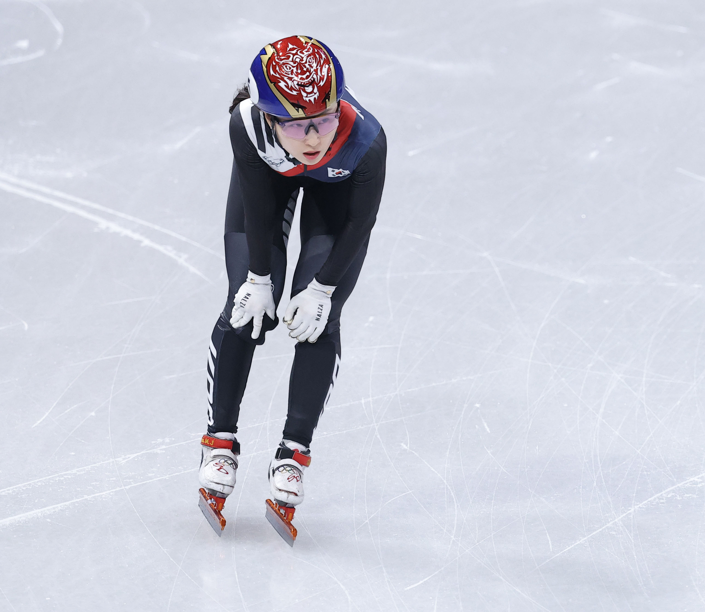 Choi Min-jeong of Korea reacts after missing out on the final in the women's 1,000-meter short track speed skating event at the 2026 Winter Olympics at Milano Ice Skating Arena in Milan on Feb. 16.  [YONHAP] 