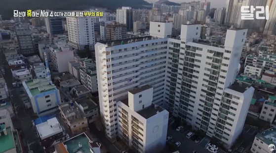 Footage broadcast by the Korean investigative program "Unanswered Questions" shows the exterior of the apartment building where Jeon Min-geun and Choi Sung-hee lived in Suyeong District, Busan, before their disapperance in May 2016. [SCREEN CAPTURE]