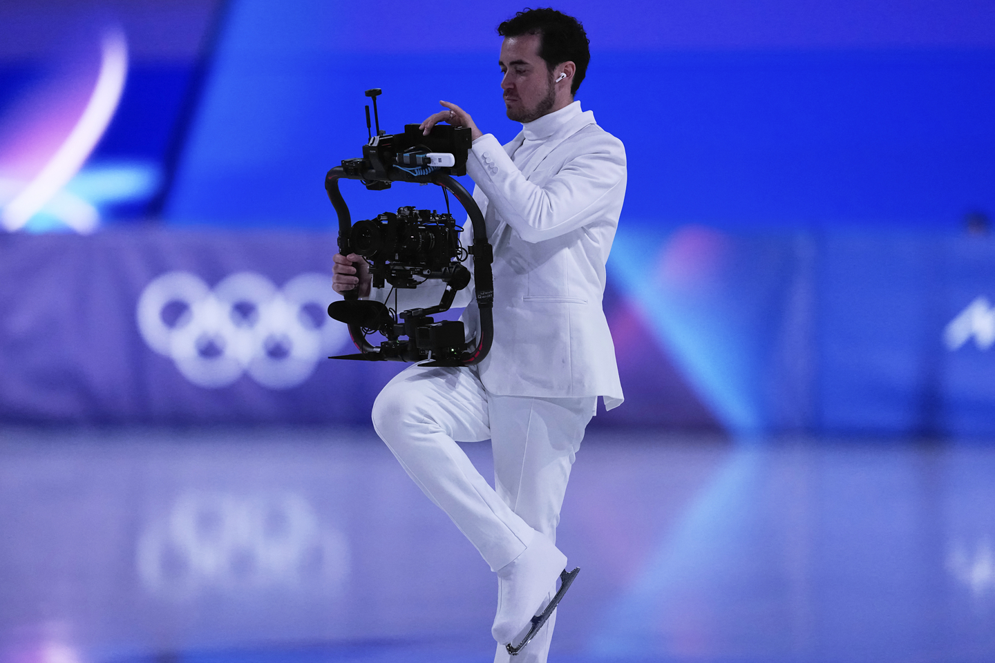 Jordan Cowan operates a steadicam before the pairs figure skating short program at the 2026 Winter Olympics in Milan, Italy, on Feb. 15.  [AP/YONHAP]