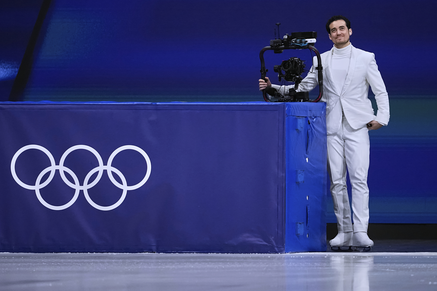 Jordan Cowan operates a steadicam before the pairs figure skating short program at the 2026 Winter Olympics in Milan, Italy, on Feb. 15.  [AP/YONHAP]