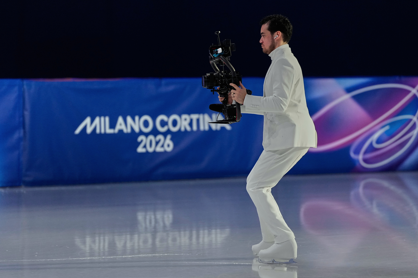 Jordan Cowan operates a steadicam before the pairs figure skating short program at the 2026 Winter Olympics in Milan, Italy, on Feb. 15.  [AP/YONHAP]
