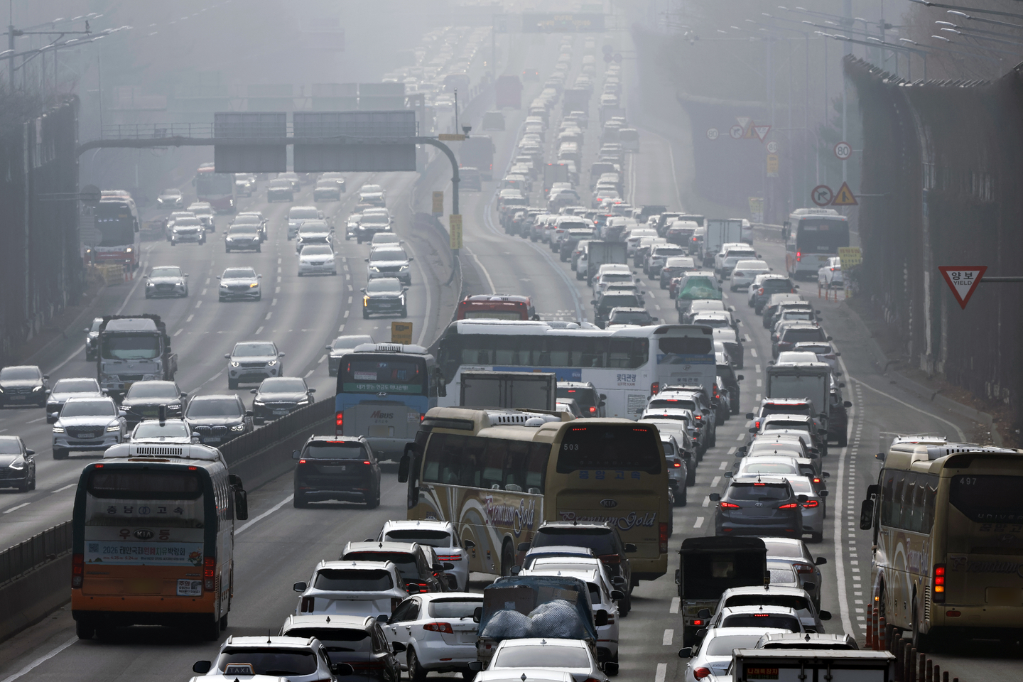 The Gyeongbu Expressway in Seocho District, southern Seoul, is congested with vehicles on Feb. 14, as the five-day Lunar New Year holiday kicks off.  [NEWS1] 