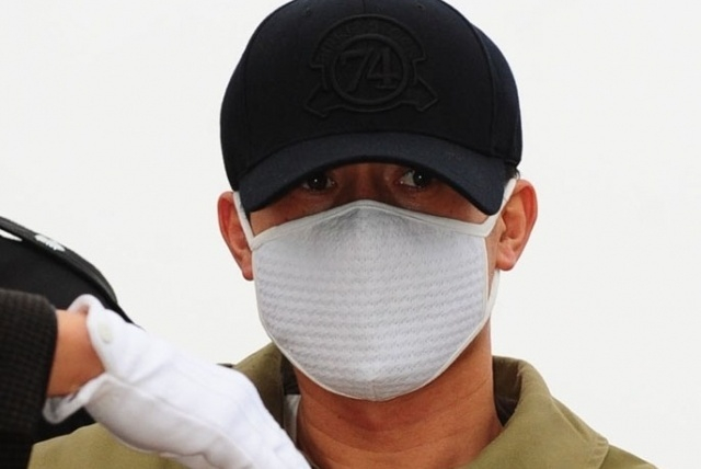 Kang Ho-sun stares at a camera during excavation work in February 2009. [YONHAP] 