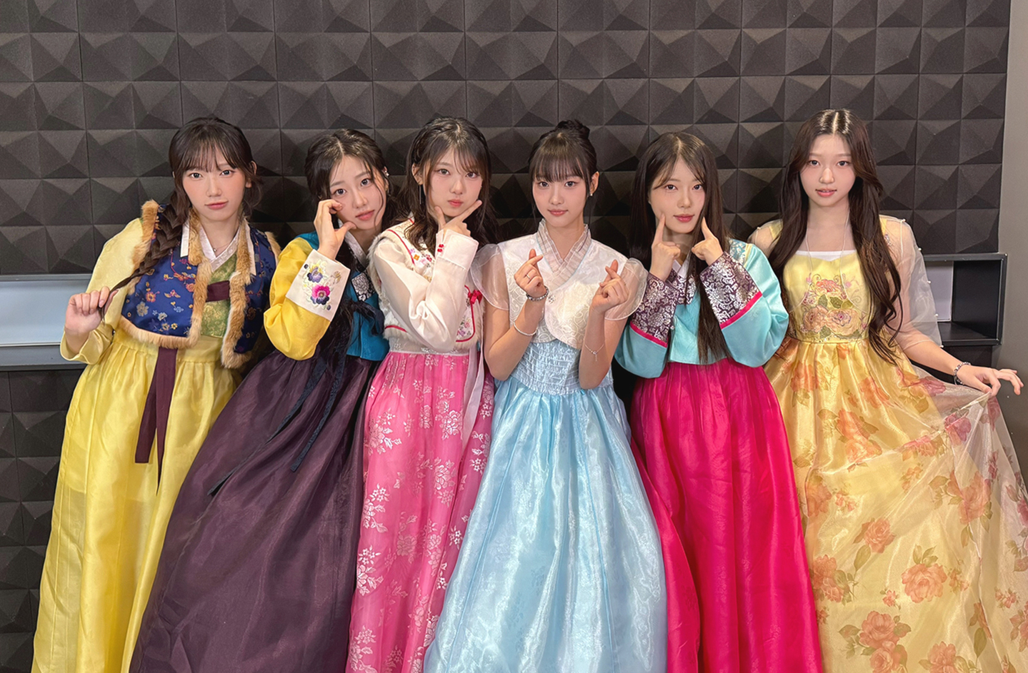 “Whatever dreams or goals you have for the new year, we at Uspeer hope you achieve them and will be cheering you on," girl group Uspeer said through a press release on Tuesday. "We plan to show you even more impressive sides of Uspeer this year, so please look forward to it. Let’s make 2026 a happy one together with a newly recharged Uspeer.”                                                                   Uspeer debuted with its first single album ″Speed Zone″ last June. The group has announced plans for a comeback in the first half of this year. [MW ENTERTAINMENT]