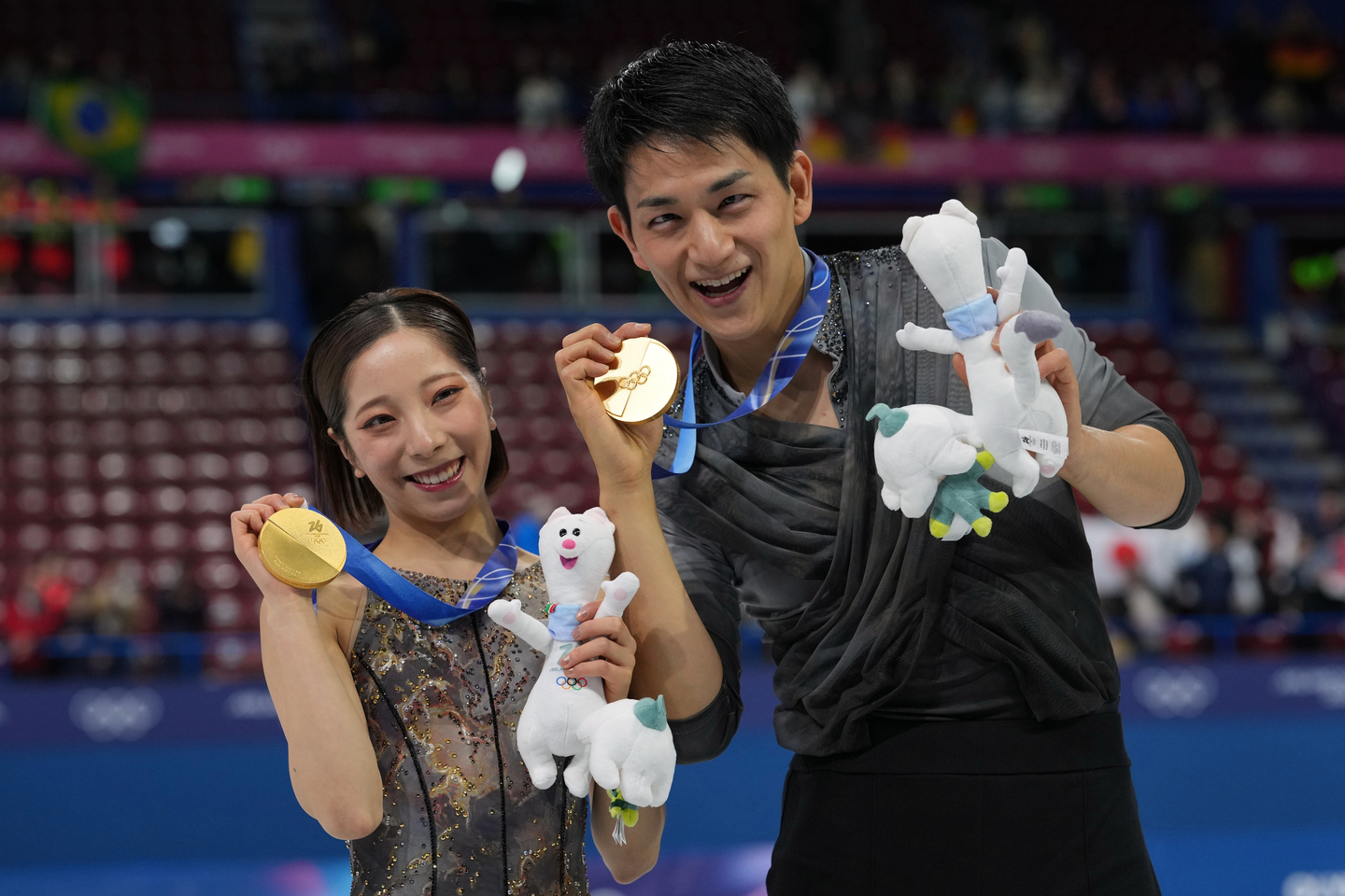 Gold medalists Riku Miura and Ryuichi Kihara of Japan receive their medals after the pairs figure skating long program at the 2026 Winter Olympics in Milan, Italy, on Feb. 16.  [AP/YONHAP]