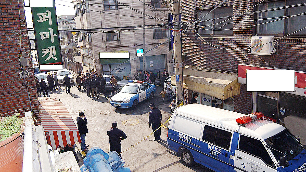 Police control the site where a body was found in Sinjeong-dong in western Seoul in 2005. [SEOUL METROPOLITAN POLICE AGENCY]  