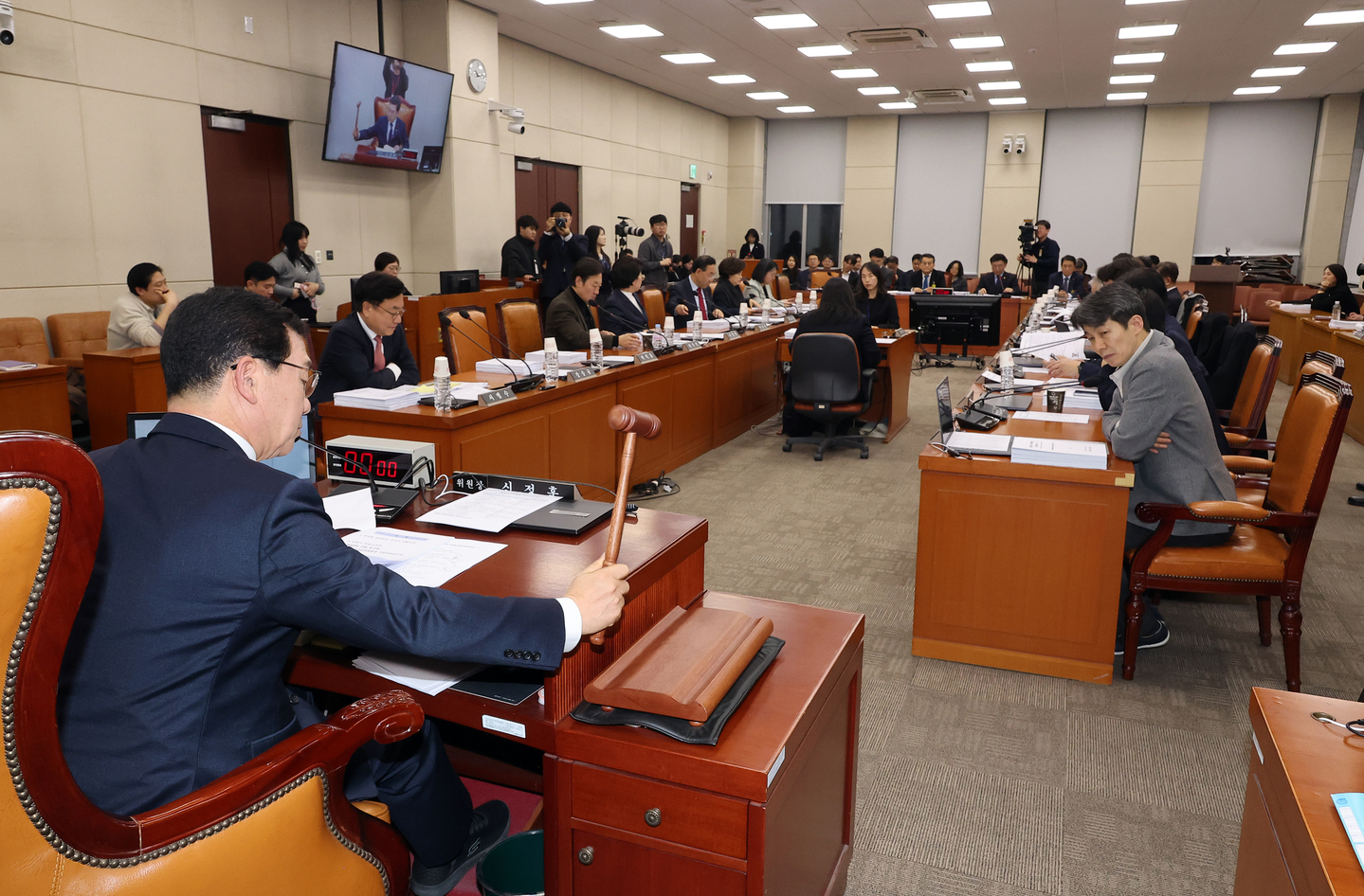 The parliamentary public administration and security committee reviews special bills on merging metropolitan cities and provinces during a plenary session at the National Assembly in Seoul on Feb. 12. [YONHAP] 