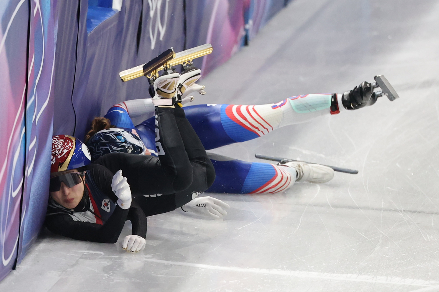 Korean short track speed skater Kim Gil-li collides with U.S. skater Corinne Stoddard during the mixed 2,000-meter relay semifinal at the Milan-Cortina Winter Olympics at the Milano Ice Skating Arena in Milan on Feb. 10. [NEWS1]