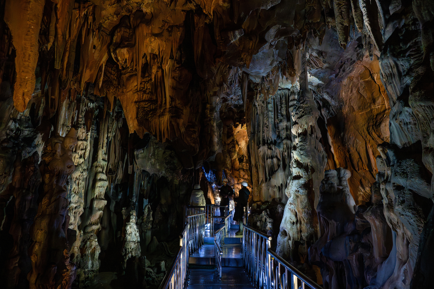 Stalactities can be been hanging like icicles at Seongnyu Cave. [GNC 21]