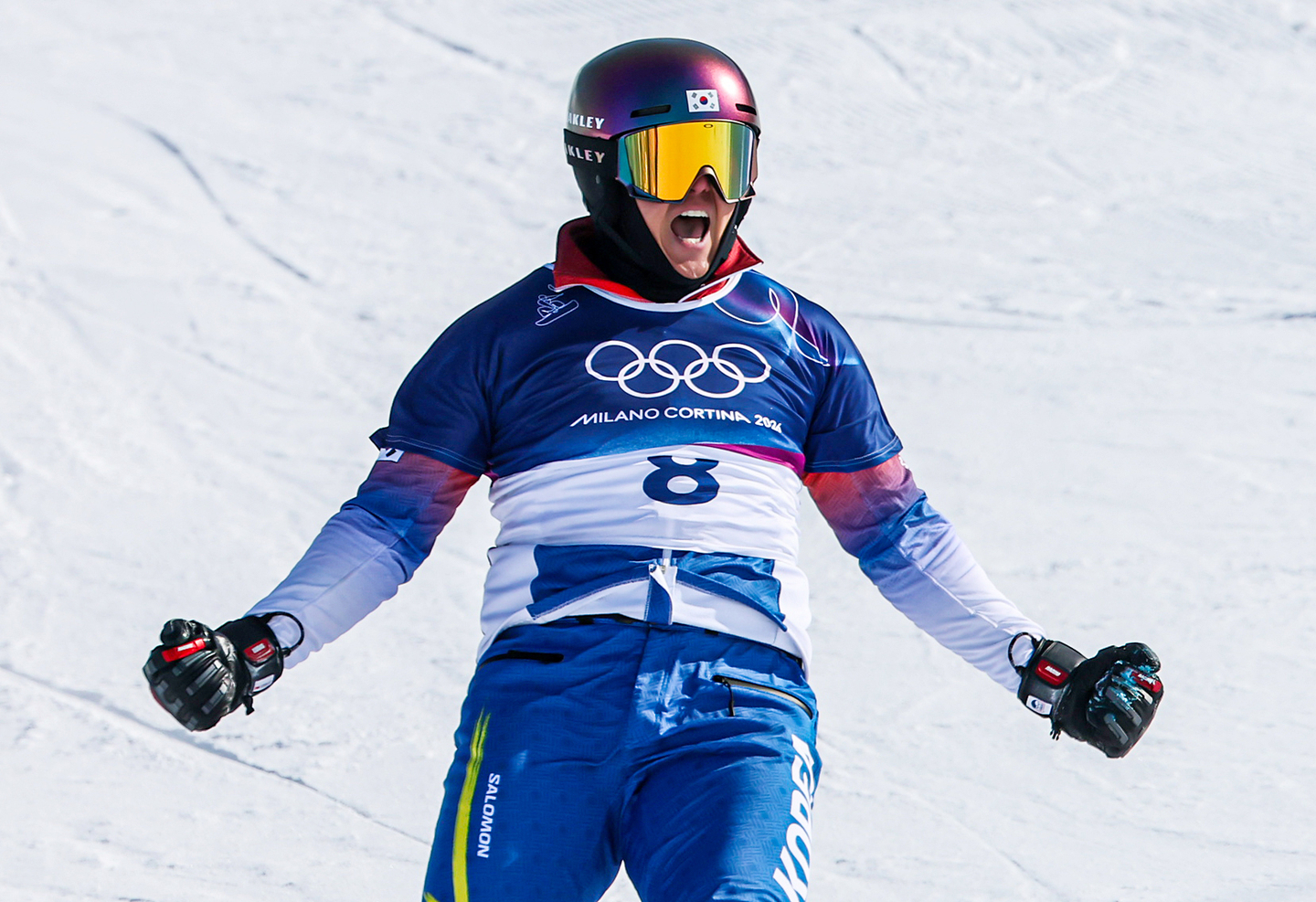 Snowboarder Kim Sang-kyum celebrates after defeating world No. 1 Roland Fischnaller of Italy in the quarterfinals of the men’s parallel giant slalom at the Milan-Cortina Winter Olympics at Livigno Snow Park in Livigno, Italy, on Feb. 8. [NEWS1]