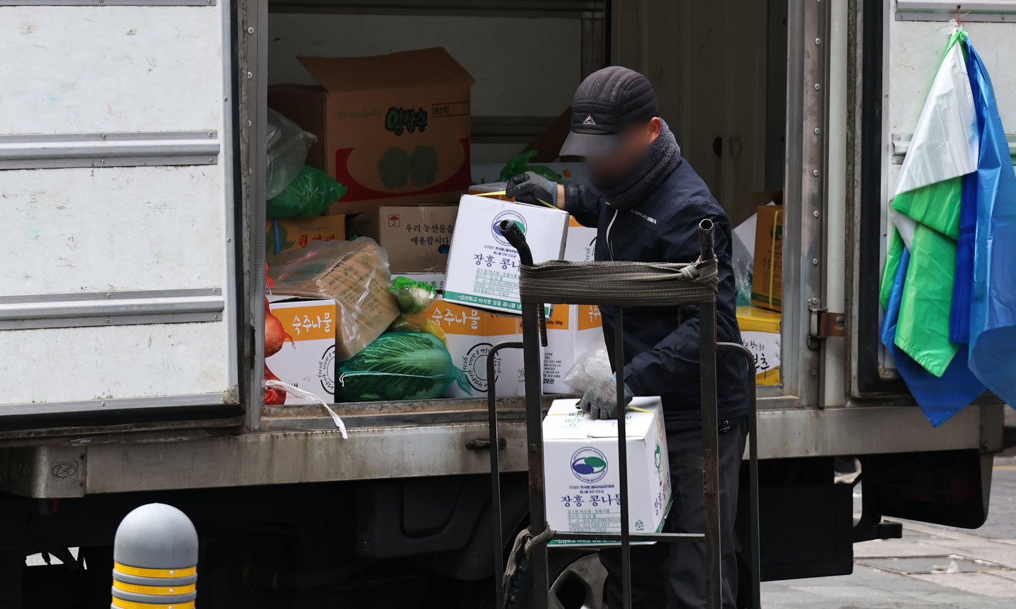 A man moves ingredients before opening for business at a restaurant district in Seoul, in this file photo taken on Jan. 26. [YONHAP] 