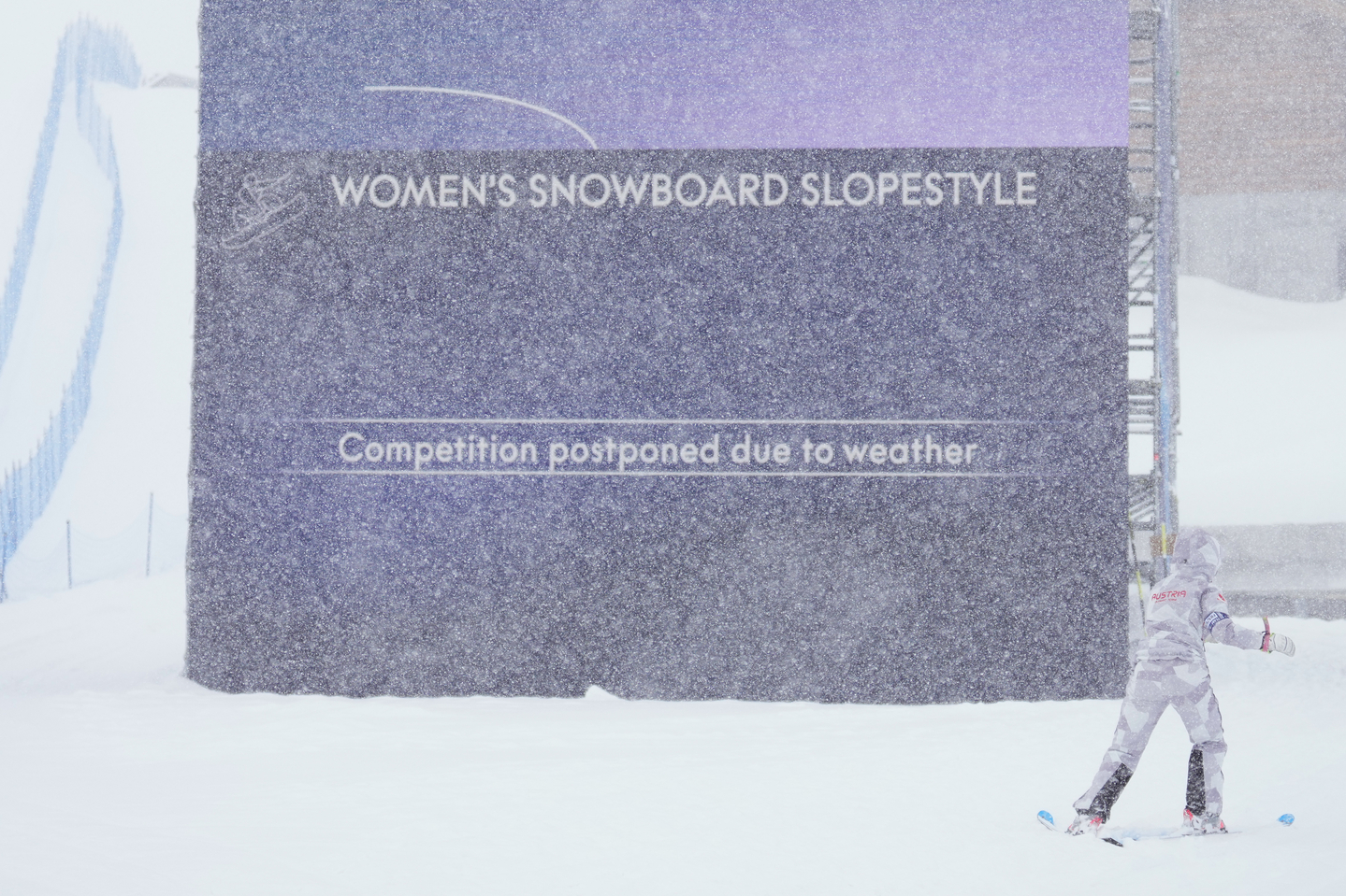 Snow falls, postponing the women's snowboarding slopestyle finals at the 2026 Milan-Cortina Winter Olympics in Livigno, Italy, on Feb. 17.  [AP/YONHAP]