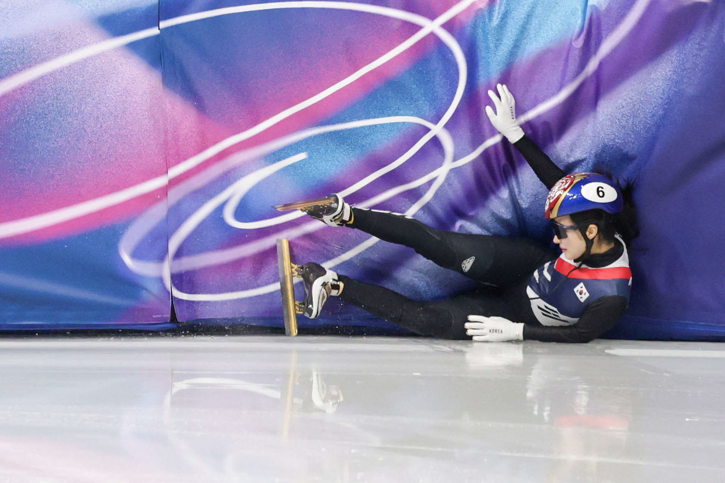 Korea’s Kim Gil-li falls after colliding with a Dutch skater after finishing first in her heat to advance to the quarterfinals of the women’s 1,000 meters at the Milan Ice Skating Arena during the Milan-Cortina 2026 Winter Olympics in Milan on Feb. 14. [JOONGANG ILBO]