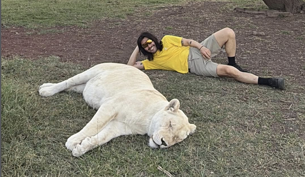 Comedian Ro Hong-chul poses with a lion at a safari park in Tanzania in an Instagram post he uploaded on Jan. 30 [SCREEN CAPTURE] 