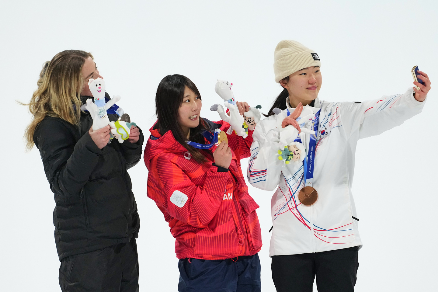From left, silver medalist New Zealand's Zoi Sadowski-Synnott, gold medalist Japan's Kokomo Murase and bronze medalist Korea's Yu Seung-eun take a selfie after the women's snowboarding big air finals at the 2026 Winter Olympics, in Livigno, Italy, on Feb. 9, 2026. [AP/YONHAP] 