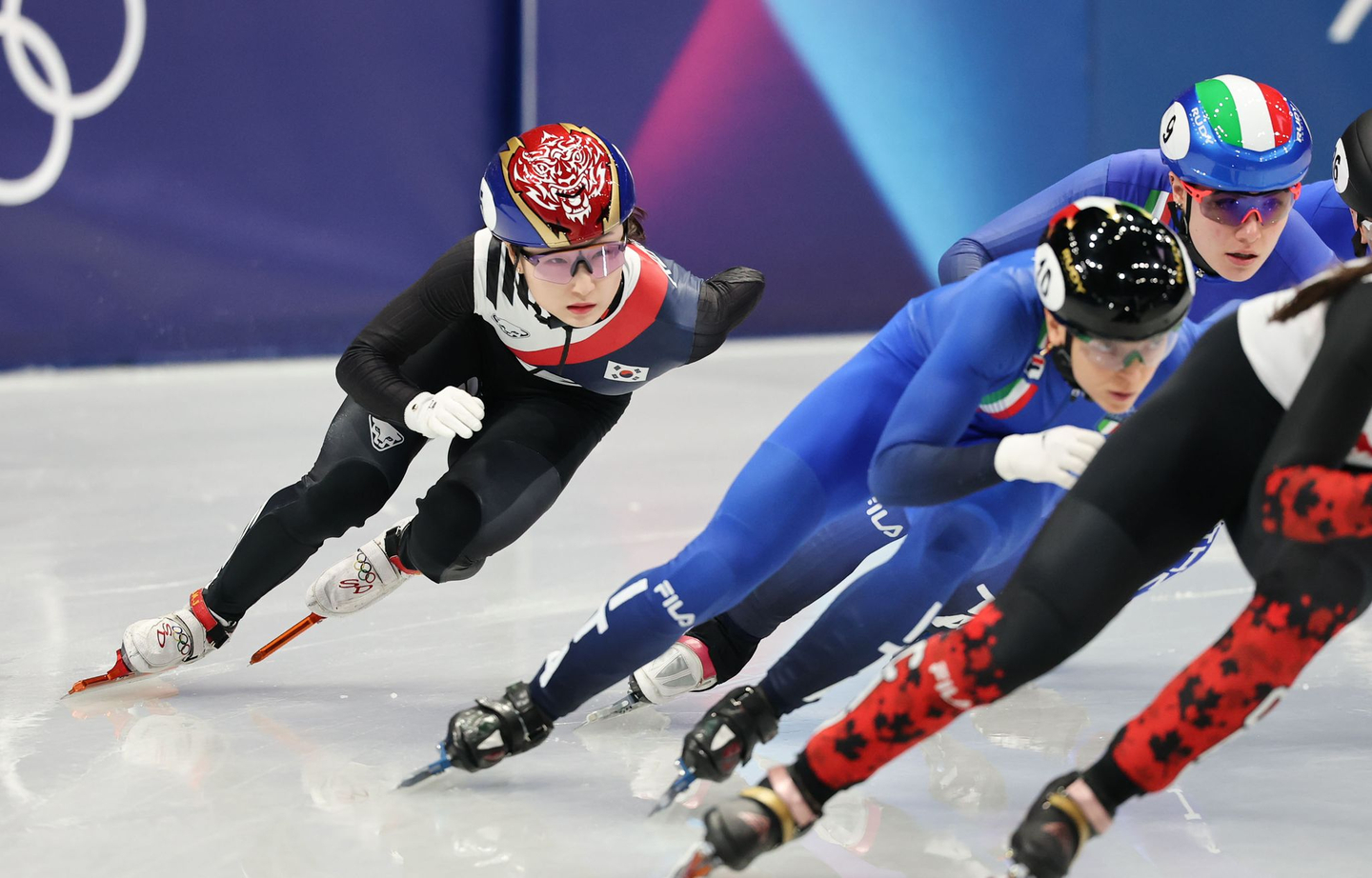 Choi Min-jeong, left, competes in the women’s 1,000 meters classification race at the 2026 Milan-Cortina Winter Olympics, held at the Milano Ice Skating Arena in Italy on Feb. 16. [JOONGANG ILBO] 