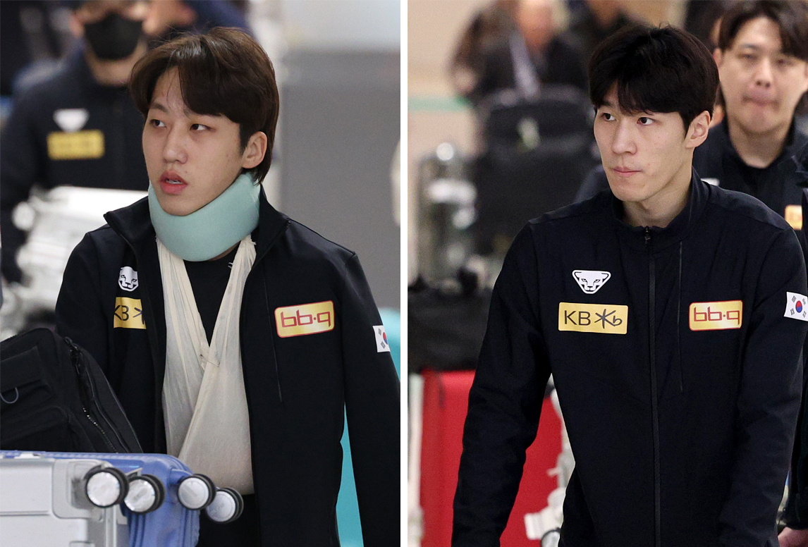 Short track speed skaters Park Ji-won, left, and Hwang Dae-heon arrive at Incheon International Airport on Mar. 19, 2024. Park failed to finish the men’s 1,000-meter final at the 2024 International Skating Union World Short Track Championships in Rotterdam, the Netherlands, after losing balance following a collision with Hwang. [NEWS1]