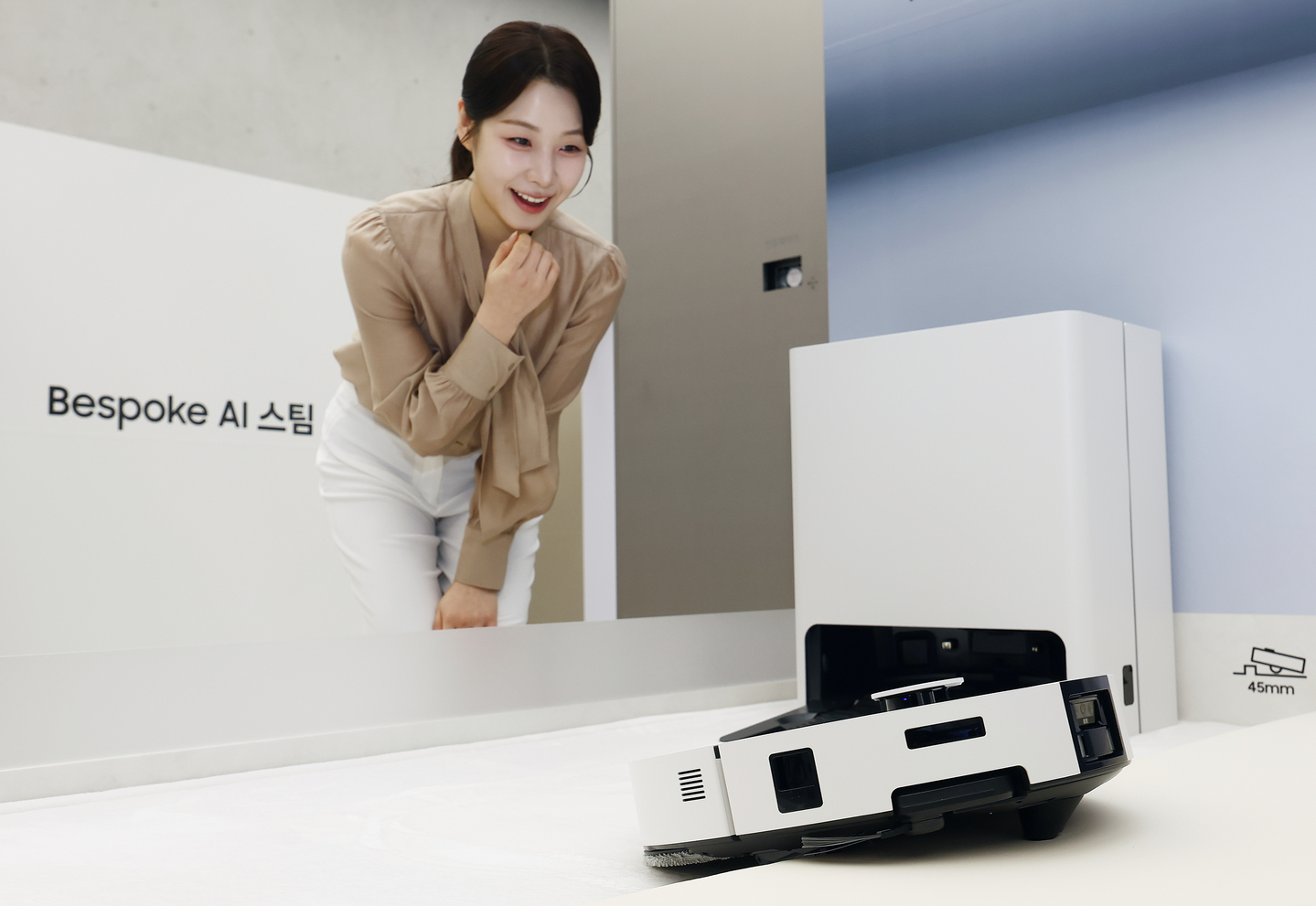 A model poses with Samsung Electronics' 2026 Bespoke AI Steam robot vacuum at Samsung Gangnam in Gangnam District, southern Seoul, on Feb. 11. [NEWS1]