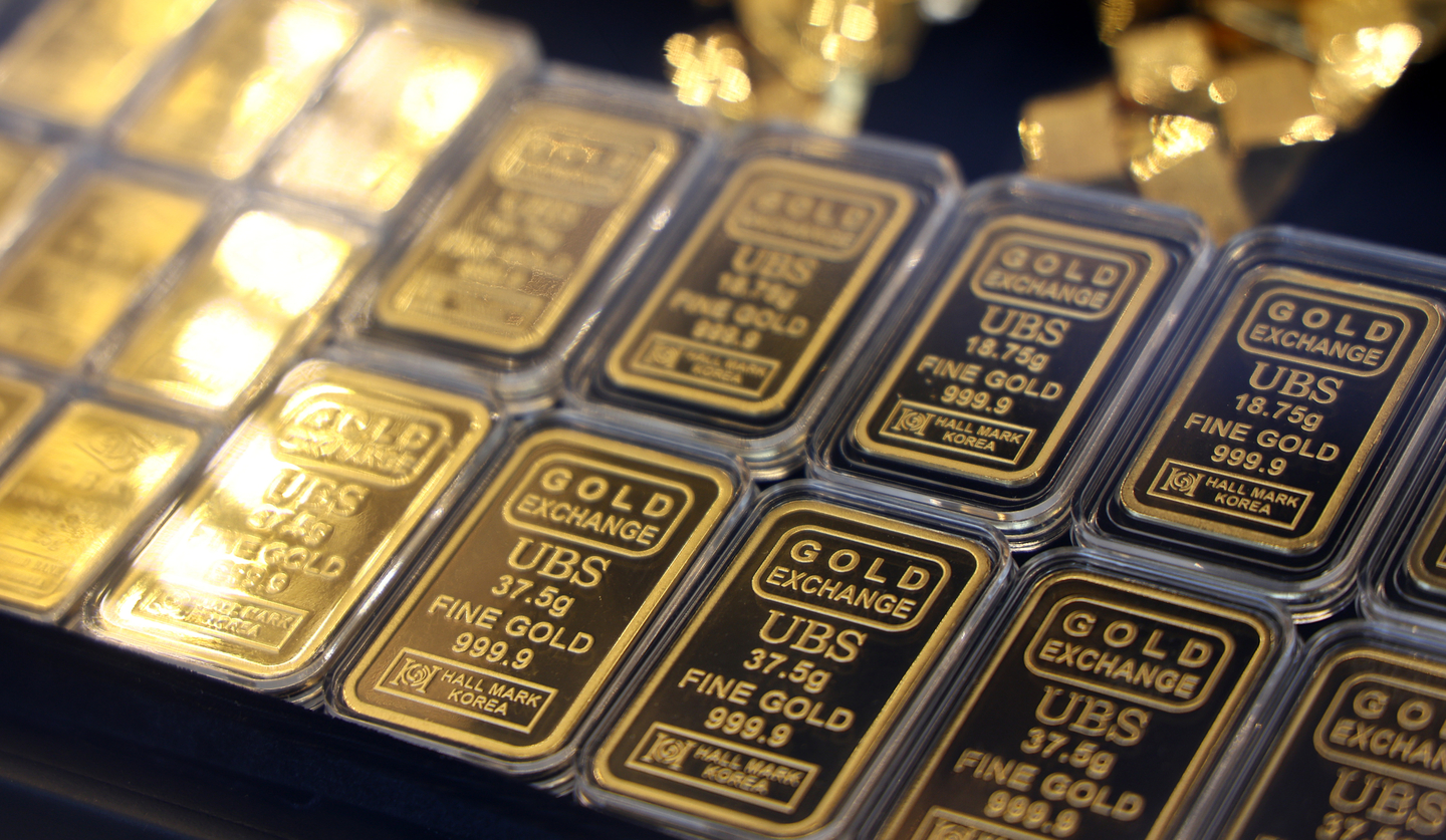 Gold bars are displayed at a jewelry store in Seoul on Feb. 2. [NEWS1]