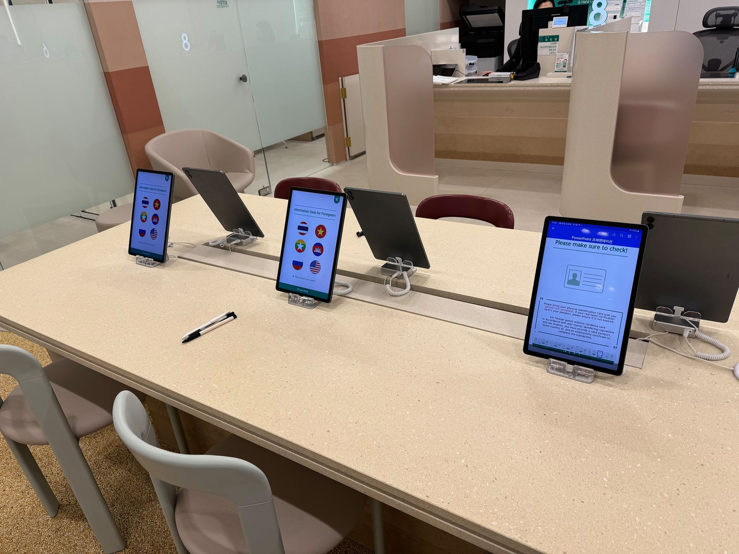 Interpretation terminals sit in the waiting area of Hana Bank’s foreigner-only center in Pyeongtaek, Gyeonggi. Hana Bank offers real-time interpretation and translation in 38 languages, including English, Thai and Malay, at its counters. [KIM WON]