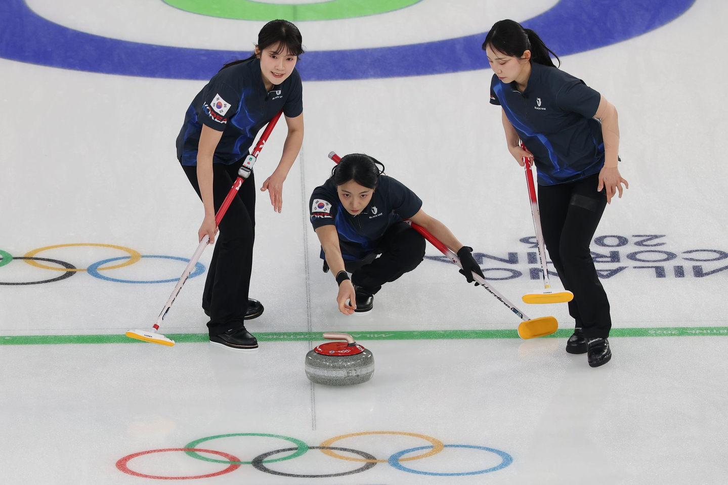 Kim Min-ji delivers a stone during the women’s curling round-robin match against China at the 2026 Milan-Cortina Winter Olympics, held at the Cortina Curling Olympic Stadium in Cortina d’Ampezzo, Italy, on Feb. 16. [YONHAP] 