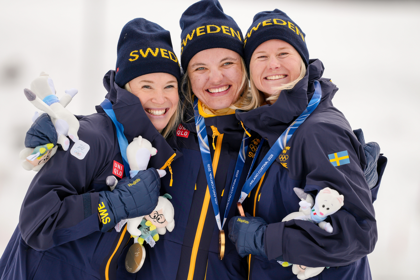 Gold medalist Linn Svahn, center, silver medalist Jonna Sundling, left, and bronze medalist Maja Dahlqvist, all three of Sweden, pose after the cross-country skiing women's sprint classic at the Milan-Cortina Winter Olympics, in Tesero, Italy, on Feb. 10. [AP/YONHAP]