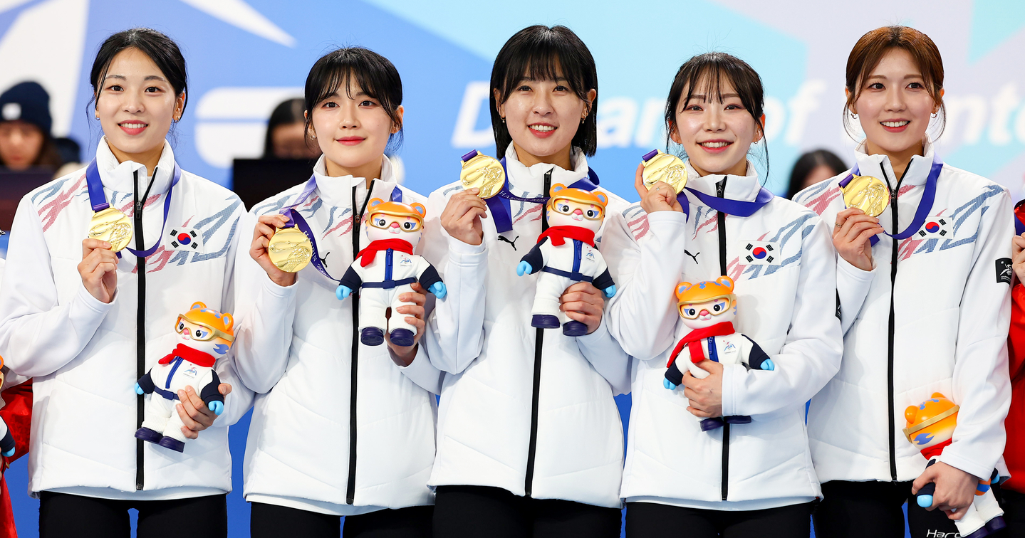 From left: Kim Min-ji, Seol Ye-eun, Gim Eun-ji, Kim Su-ji and Seol Ye-ji pose with their gold medals during the women’s curling medal ceremony at the Harbin Winter Asian Games, held at Harbin Pingfang District Curling Arena in China, on Feb. 14, 2025. [YONHAP]