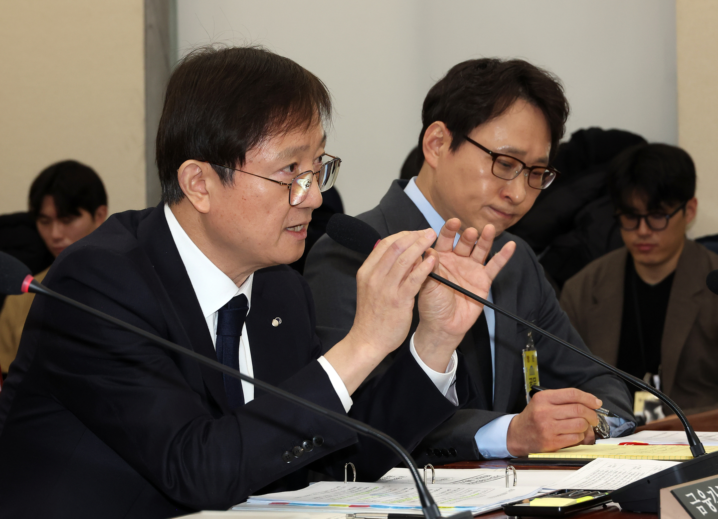Financial Supervisory Service Gov. Lee Chan-jin, left, answers questions from lawmakers during an emergency hearing on Bithumb's Bitcoin mispayment incident at the National Assembly on February 11. To his right is Bithumb CEO Lee Jae-won. [YONHAP]