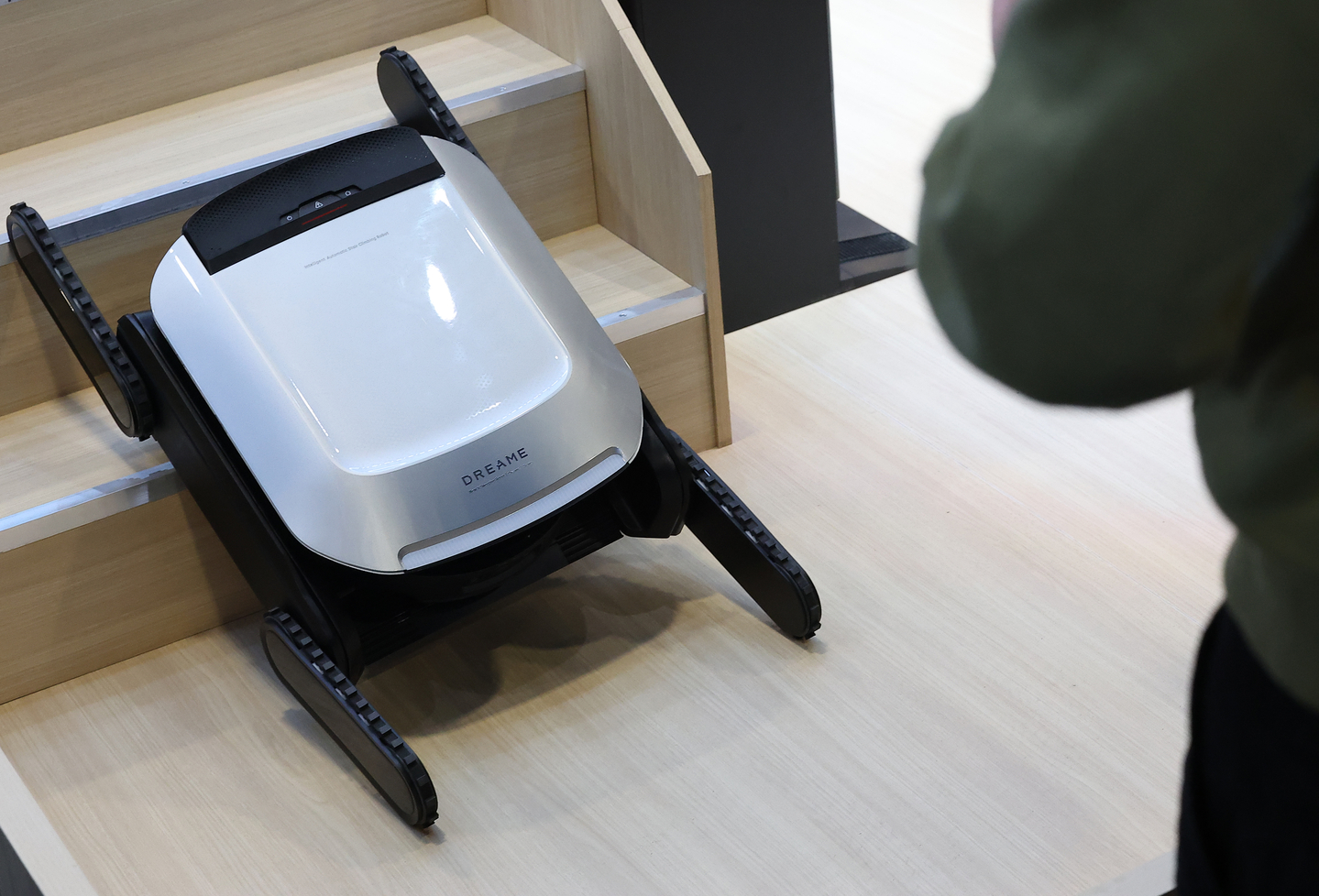 A robot vacuum descends stairs at the Dreame booth at CES 2026 in Las Vegas on Jan. 7. [YONHAP] 