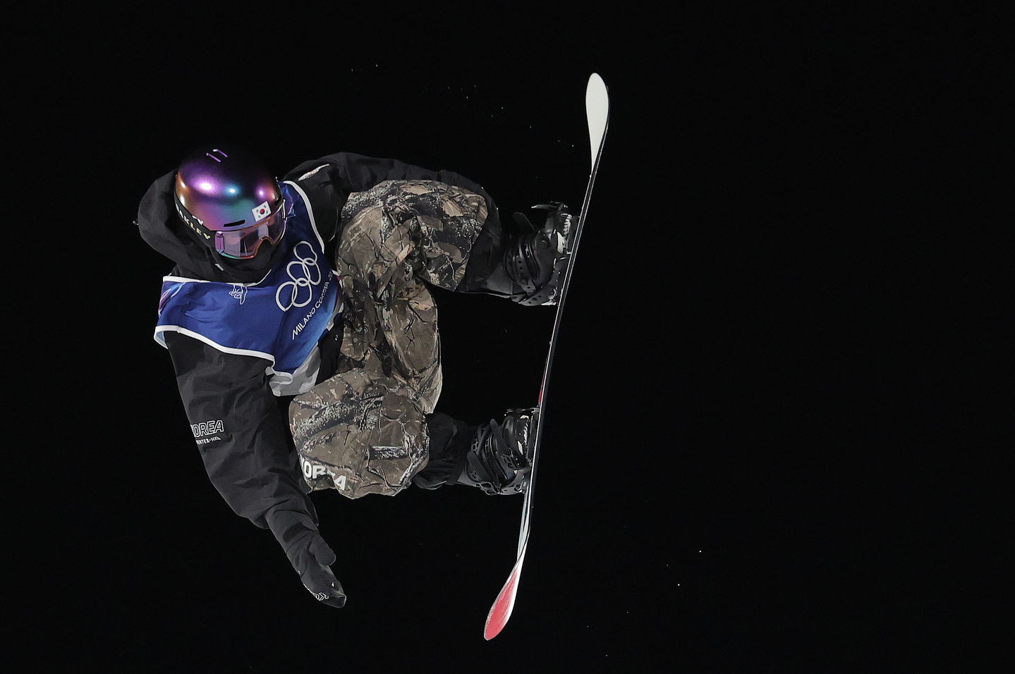 Snowboarder Yu Seung-eun performs a trick during the women’s big air final at the Milan?Cortina Winter Olympics at Livigno Snow Park in Livigno, Italy, on Feb. 9, 2026. [YONHAP]