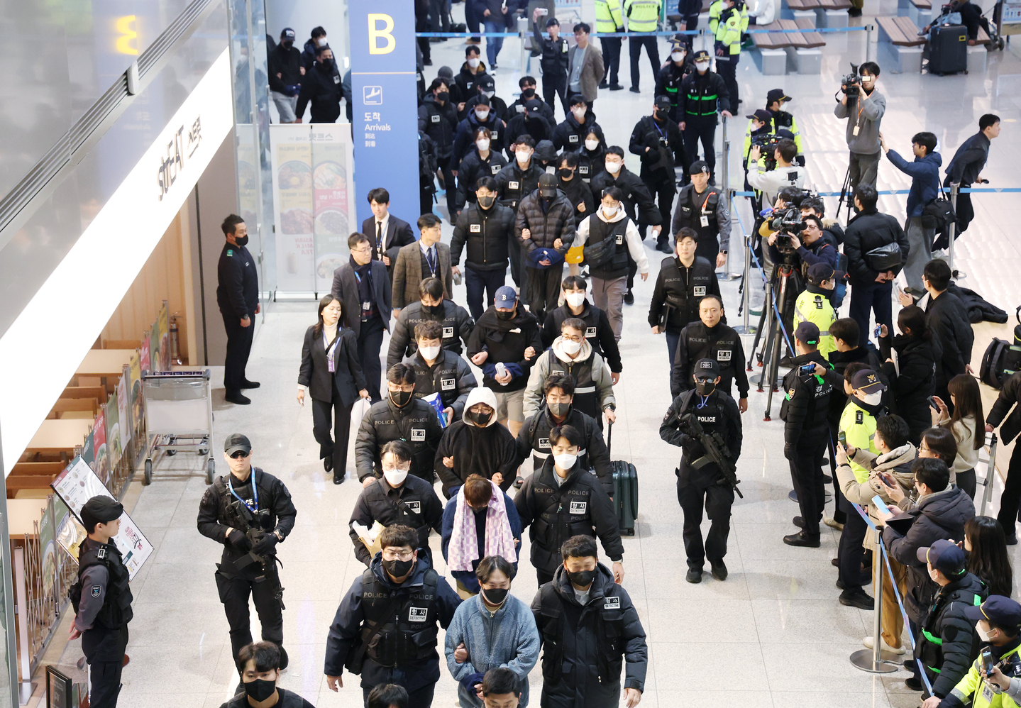 Korean nationals detained in Cambodia over alleged involvement in scam operations arrive at Incheon International Airport through a chartered flight for investigation on Jan. 23. [YONHAP]