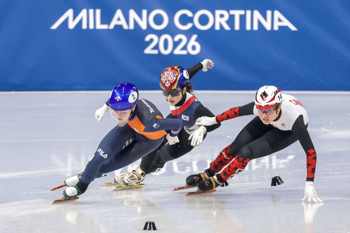  Kim Gil-li, center, races during the women’s 1,000 meters final at the 2026 Milan-Cortina Winter Olympics, held at the Milan Ice Skating Arena in Italy on Feb. 16. [JOONGANG ILBO]