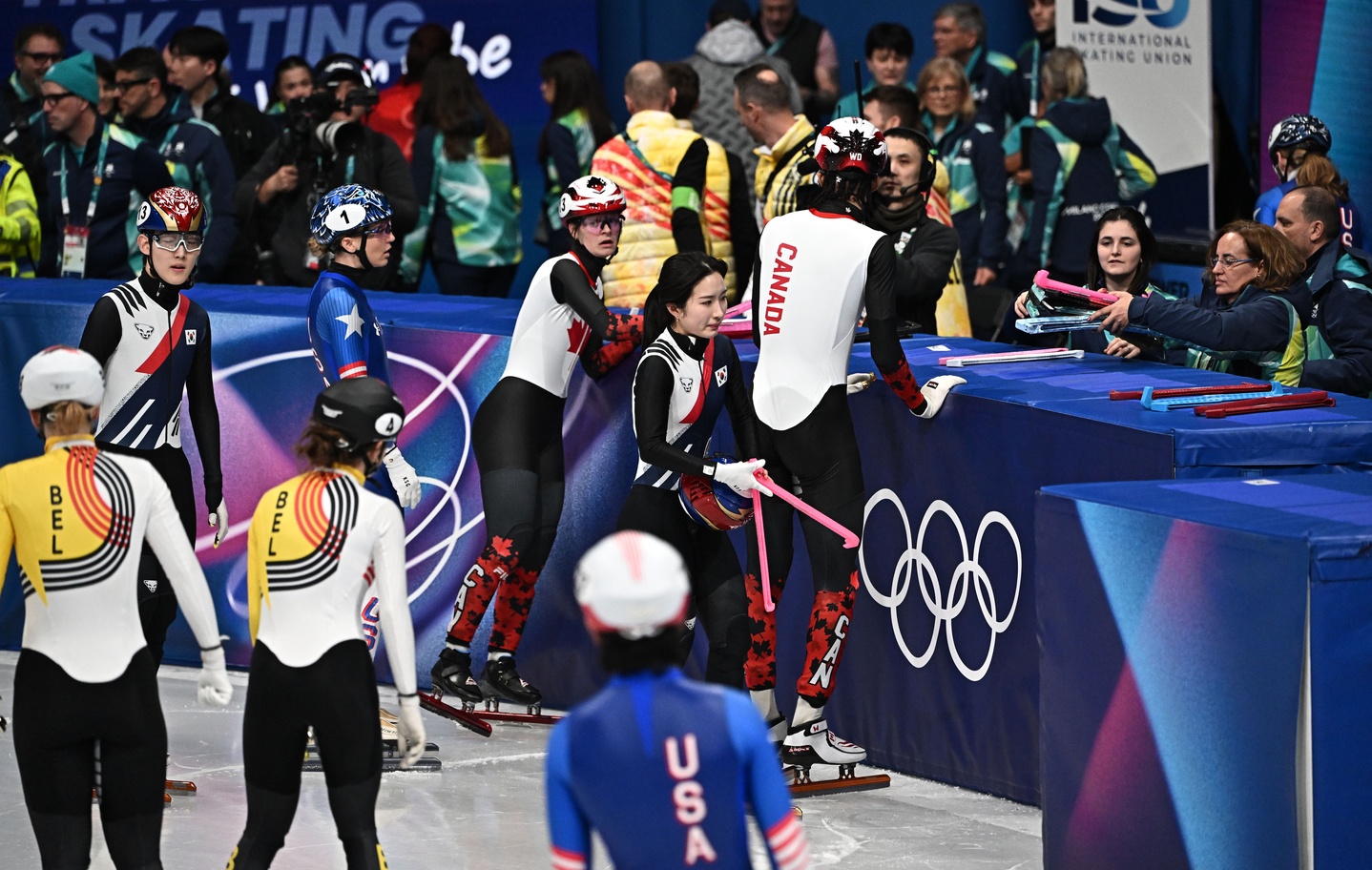 Korean short track speed skater Kim Gil-li, center, reacts after being eliminated in the mixed 2,000-meter relay semifinal at the Milano Ice Skating Arena in Milan on Feb. 10. [KIM JONG-HO]