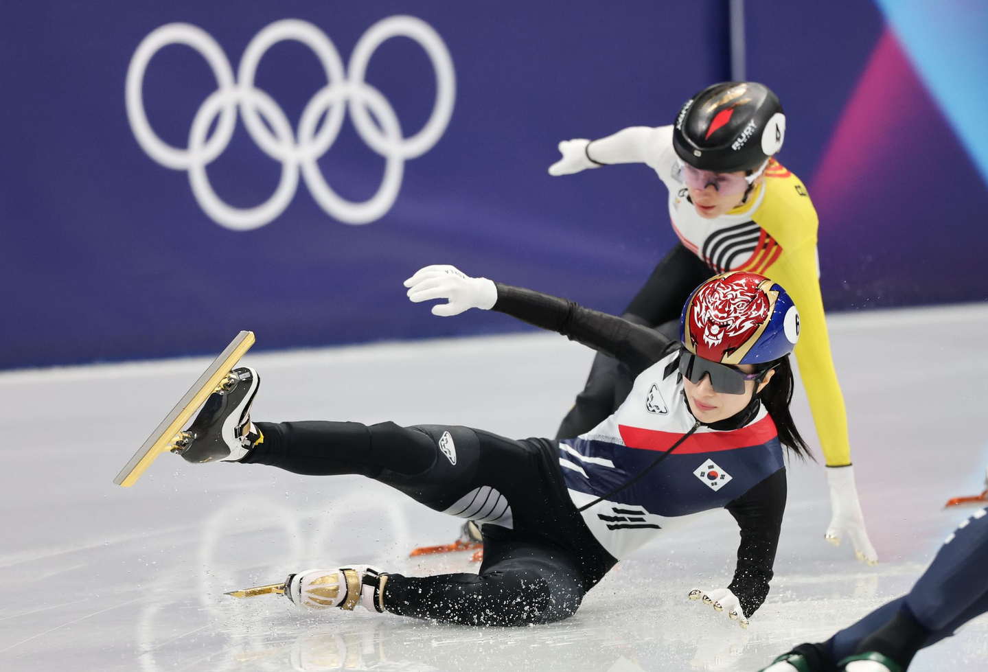Kim Gil-li falls after being fouled by Belgium’s Hanne Desmet during the women’s 1,000 meters semifinal at the 2026 Milan-Cortina Winter Olympics, held at the Milano Ice Skating Arena in Italy on Feb. 16. [JOONGANG ILBO]
