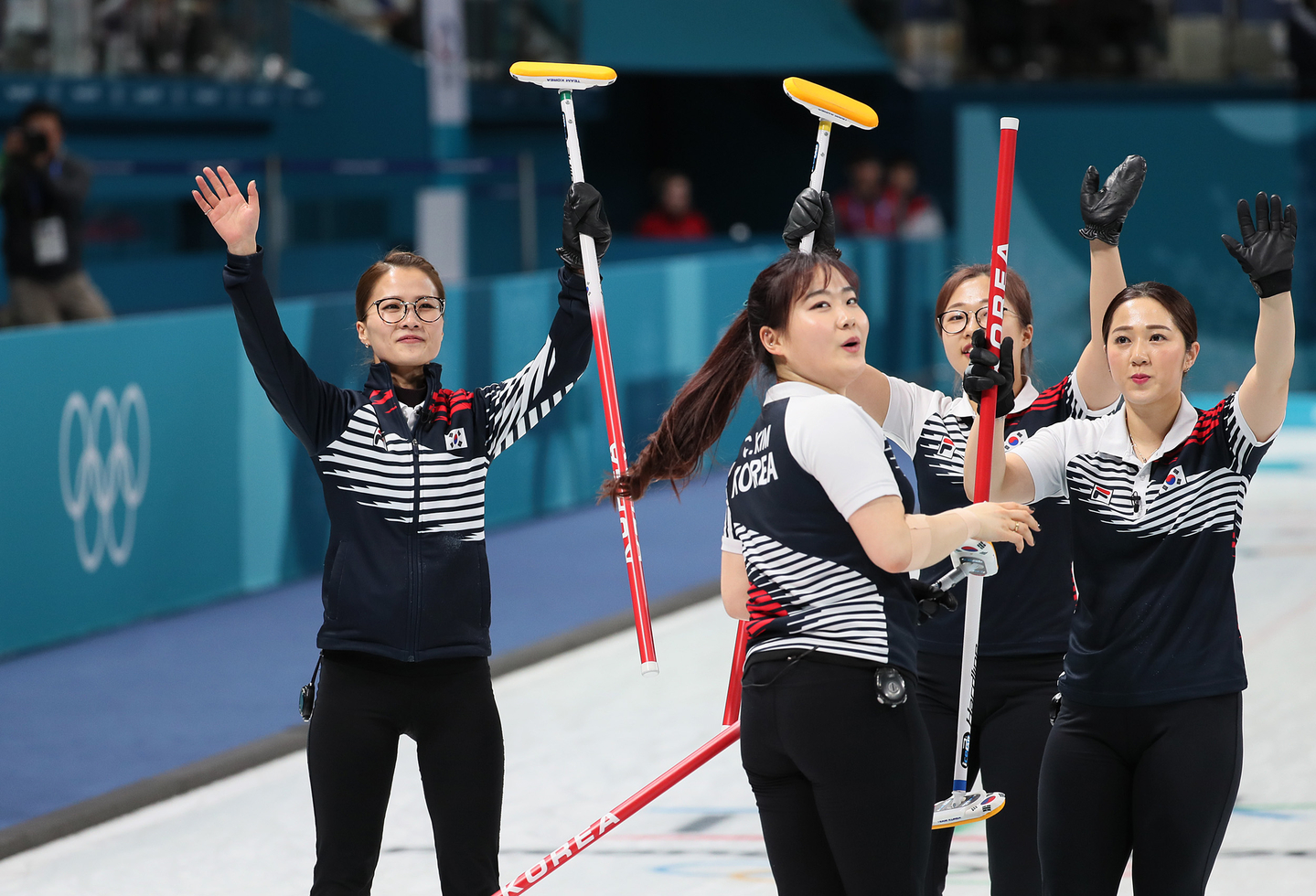 Team Kim waves to the crowd after defeating Denmark in the women’s curling round-robin match at the 2018 PyeongChang Winter Olympics at the Gangneung Curling Centre in Gangneung, Gangwon, on Feb. 21, 2018. [YONHAP]