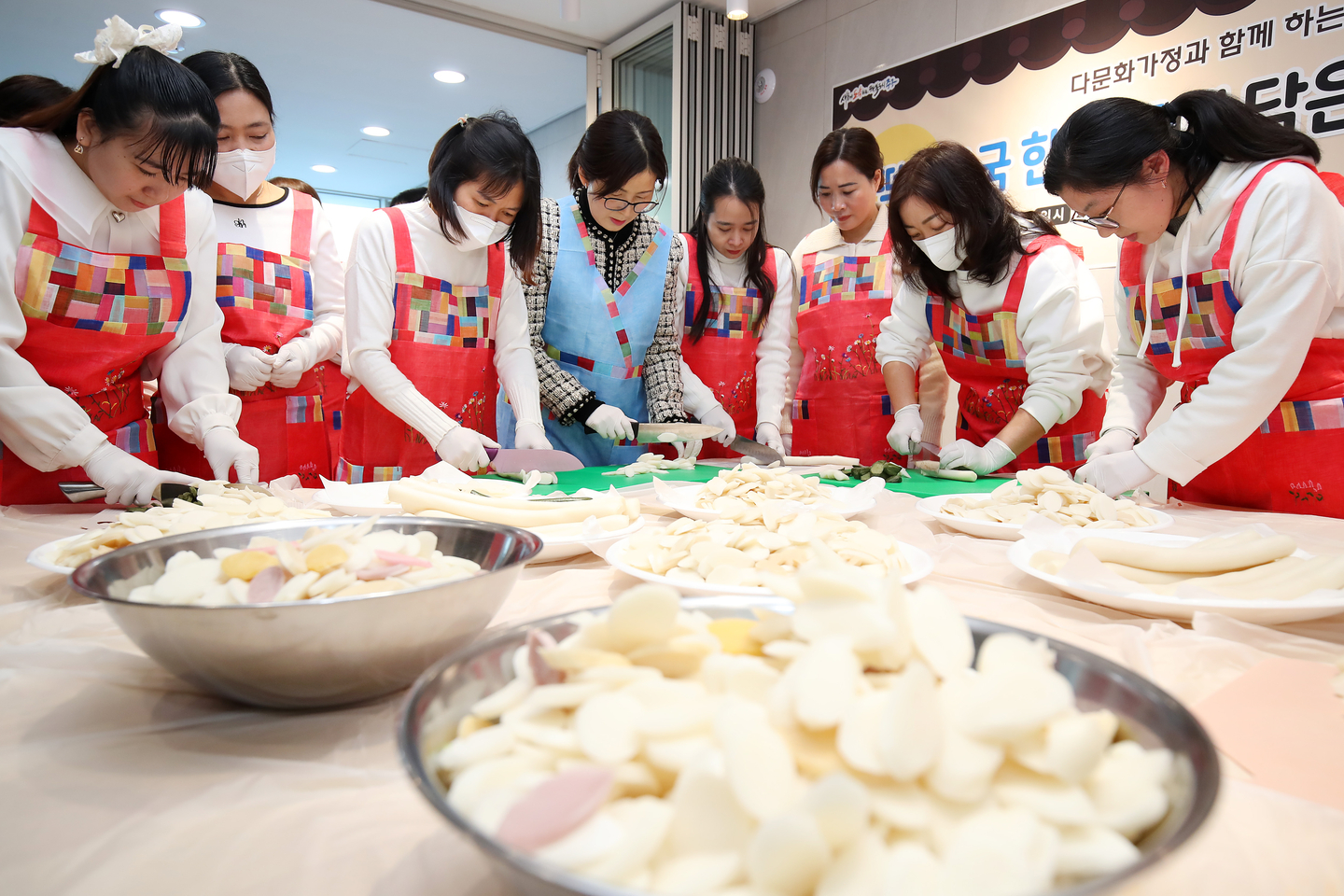Members of multicultural families take part in a cooking class for making traditional Korean dishes ahead of the Seollal holidays at a community center in Jung District, Daegu, on Feb. 5. [NEWS1]