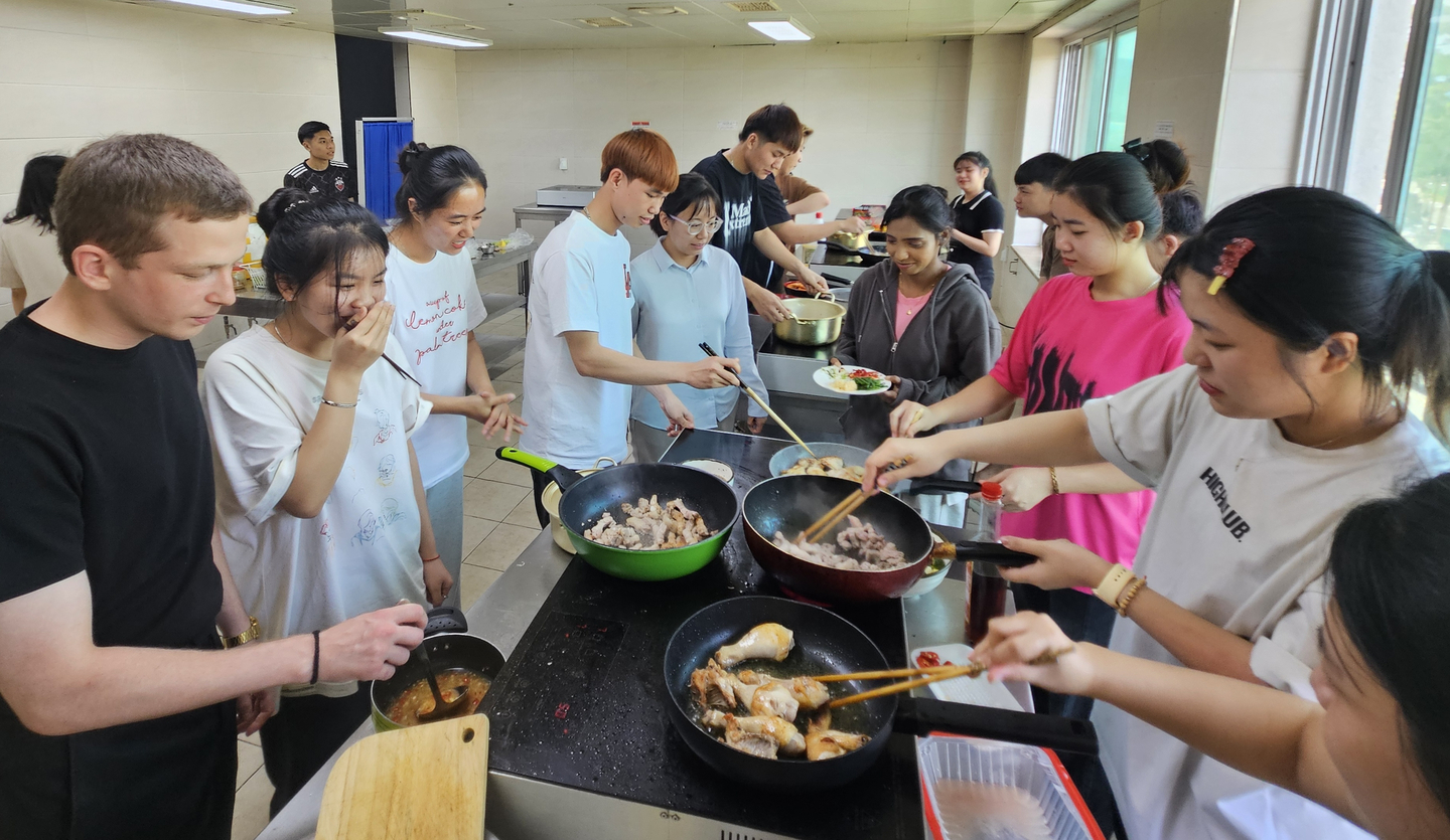 International students of various nationalities prepare dishes from their countries at the international dormitory at Seojeong University in Yangju, Gyeonggi. [LEE YOUNG-KEUN]