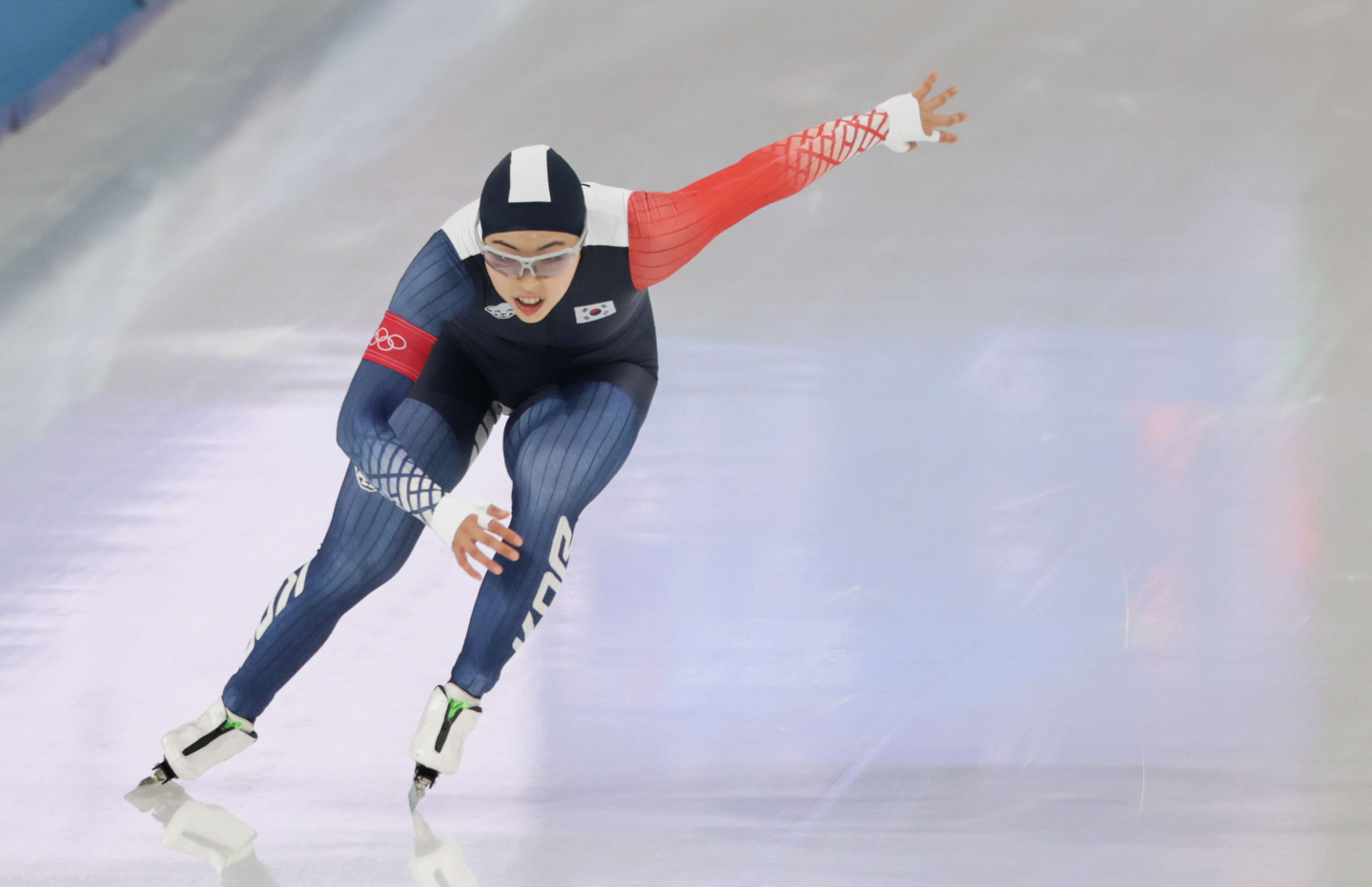Speed skater Lee Na-hyun races in the women’s 1,000-meter at the Milan-Cortina Winter Olympics at the Milano Speed Skating Stadium in Milan, Italy, on Feb. 9. [KIM JONG-HO]