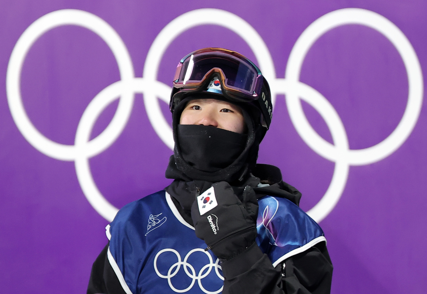 Snowboarder Yu Seung-eun waits for the results after completing her third run in the women’s big air final at the Milan?Cortina Winter Olympics at Livigno Snow Park in Livigno, Italy, on Feb. 9, 2026. [NEWS1]