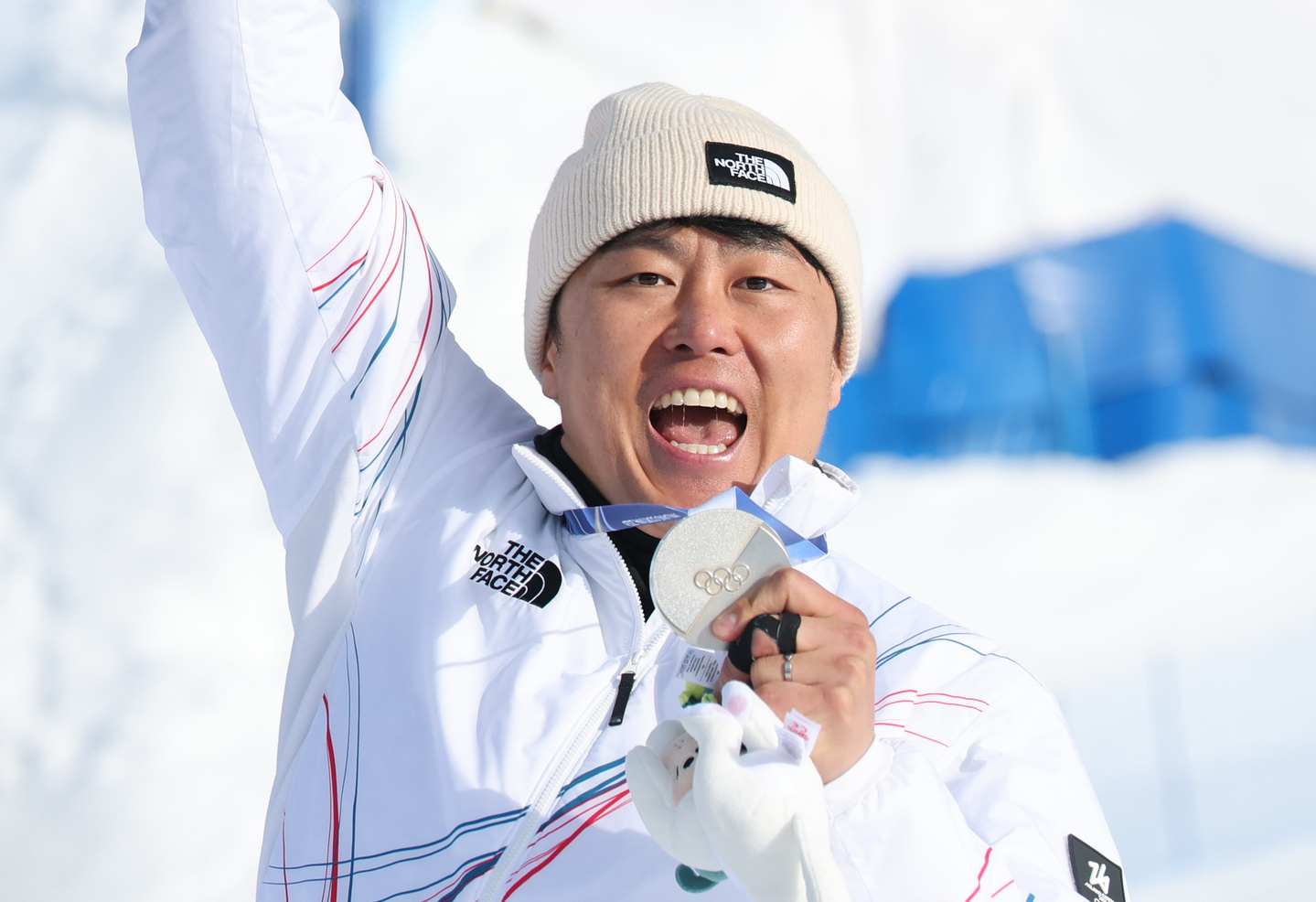 Snowboarder Kim Sang-kyum, silver medalist in the men’s parallel giant slalom, celebrates during the medal ceremony at the Milan-Cortina Winter Olympics at Livigno Snow Park in Livigno, Italy, on Feb. 8,. [NEWS1]